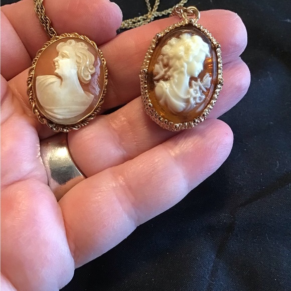 VINTAGE LOT OF 2 CAMEO PENDANTS GOLD TONE NECKLACE GUC - Picture 3 of 3